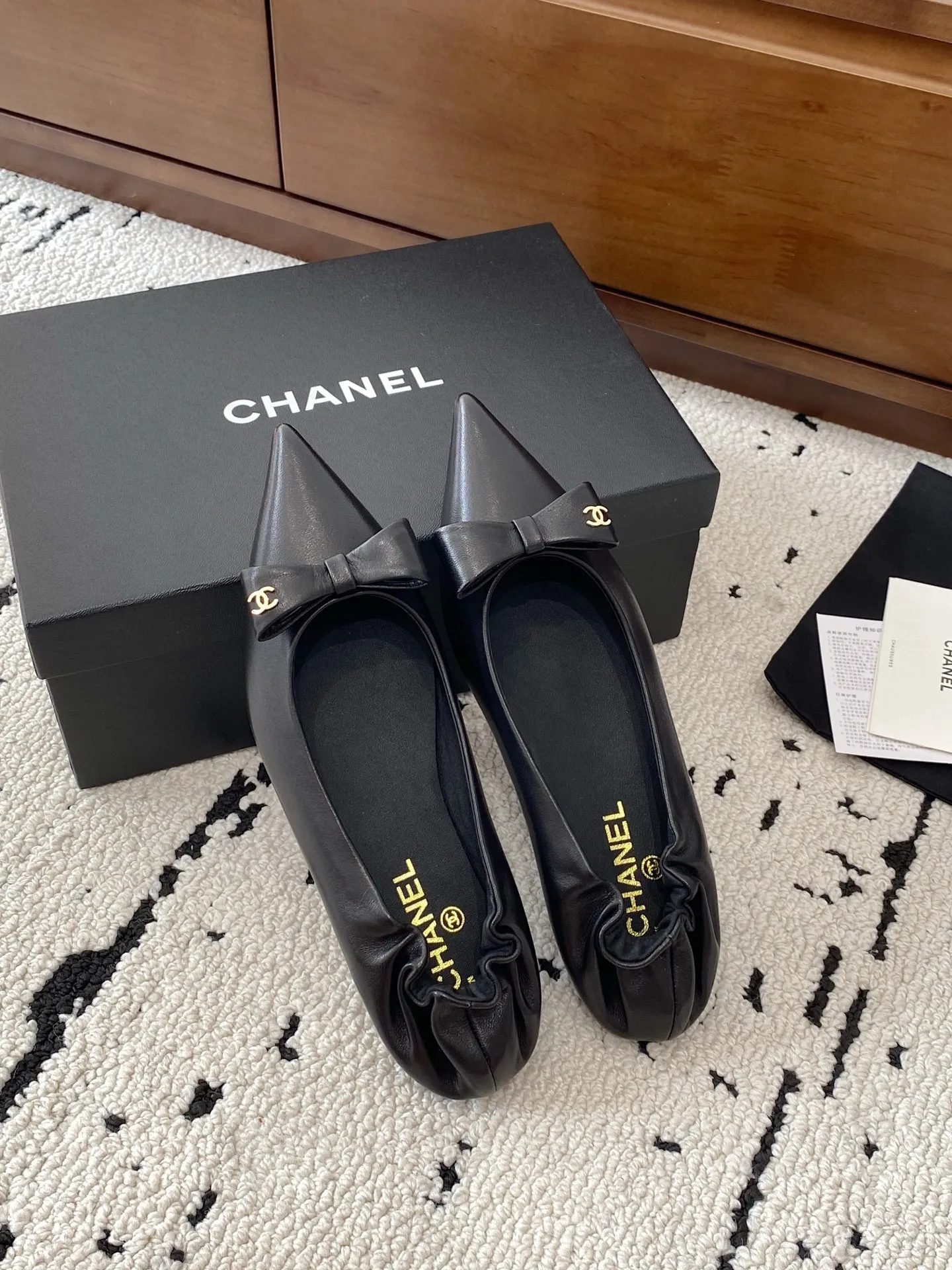 👟👟Ex-factory price 600👟👟 🍀CHANEL25A spring and summer latest bow fashion shoes. Many Internet celebrity fashion bloggers have planted grass. They are high-end and comfortable, matching the skirts of goddesses. Irregular small pointed toes, full of fashion and femininity. The exclusive flat heels of the evening series have completely impressed me throughout the season's lookbook. They are simple and yet detailed, easy to wear and not tiring on the feet. Upper: imported cowhide, lining: mixed sheepskin, sole: Italian genuine leather outsole Size: 35-41 (custom-made 40-41 non-returnable) 👉